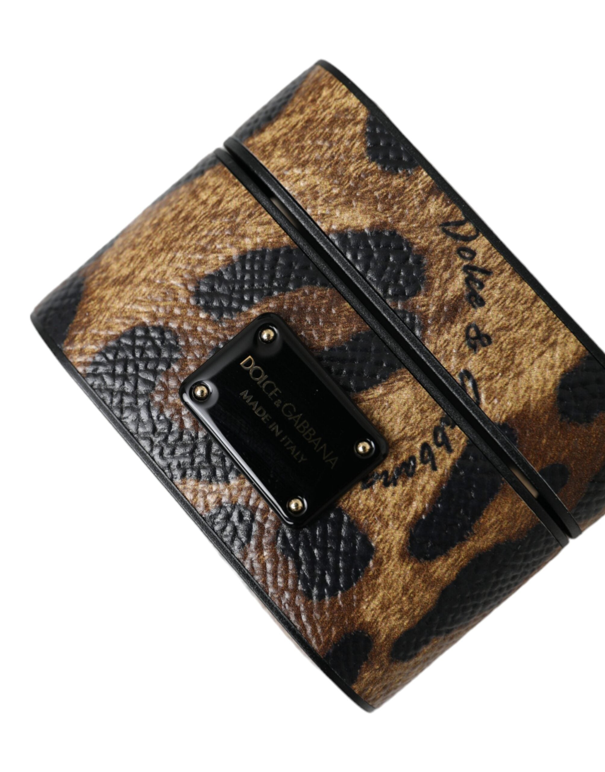 Hnědý leopardí kožený kryt na Airpods s kovovým logem a plaketou