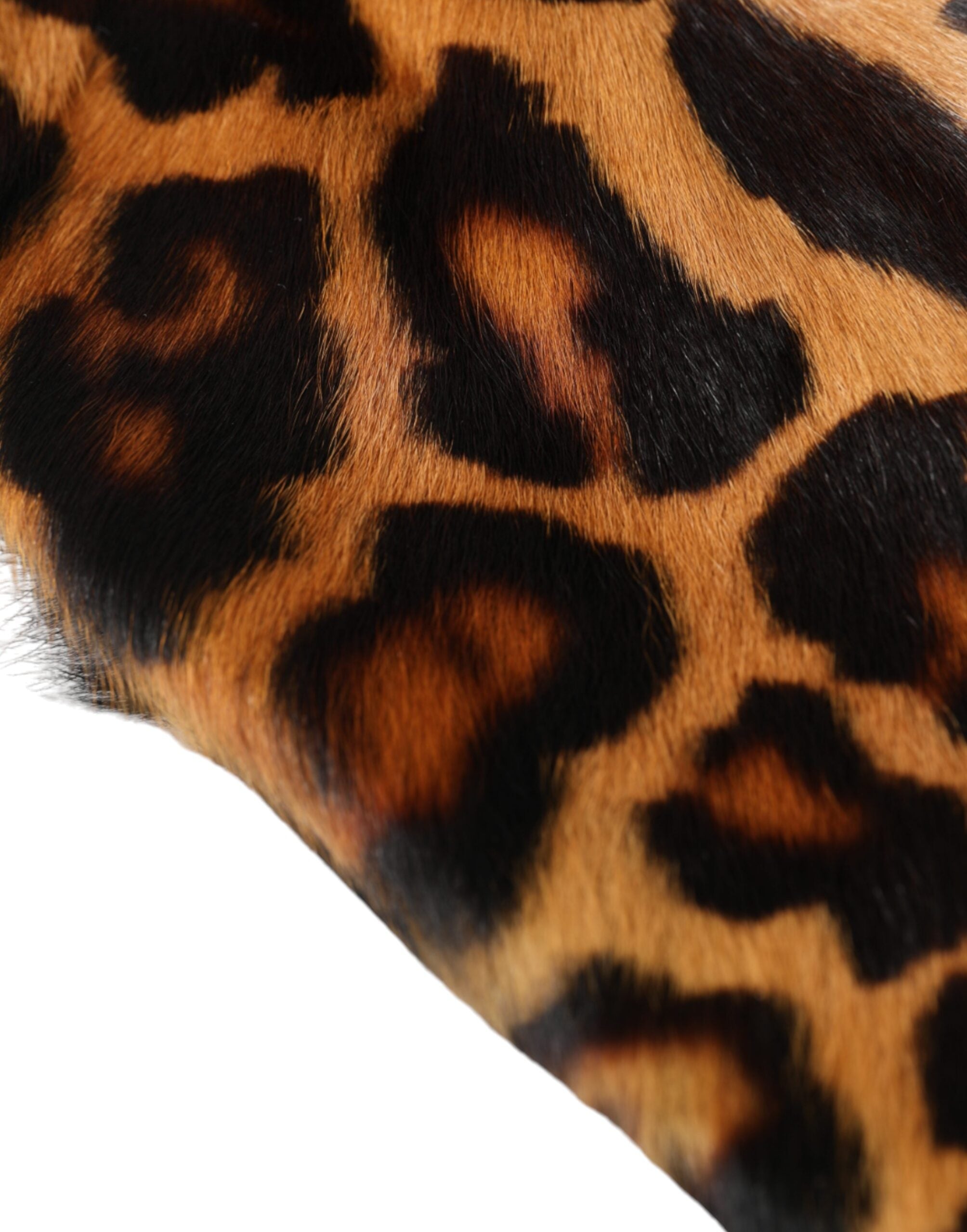 Dámský klobouk z hnědé leopardí kožešiny