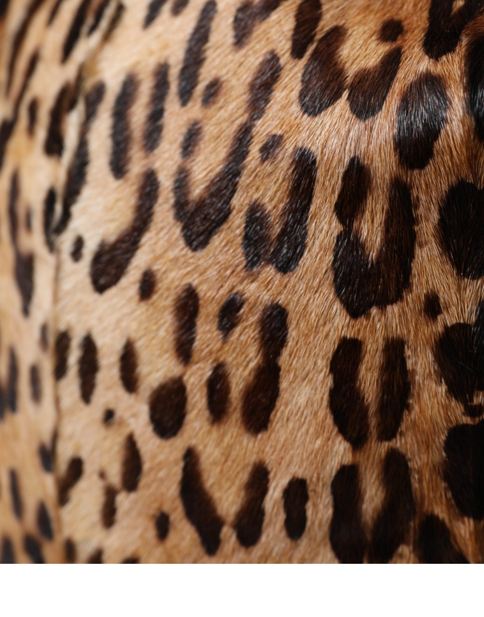 Dámský klobouk z hnědé leopardí kožešiny