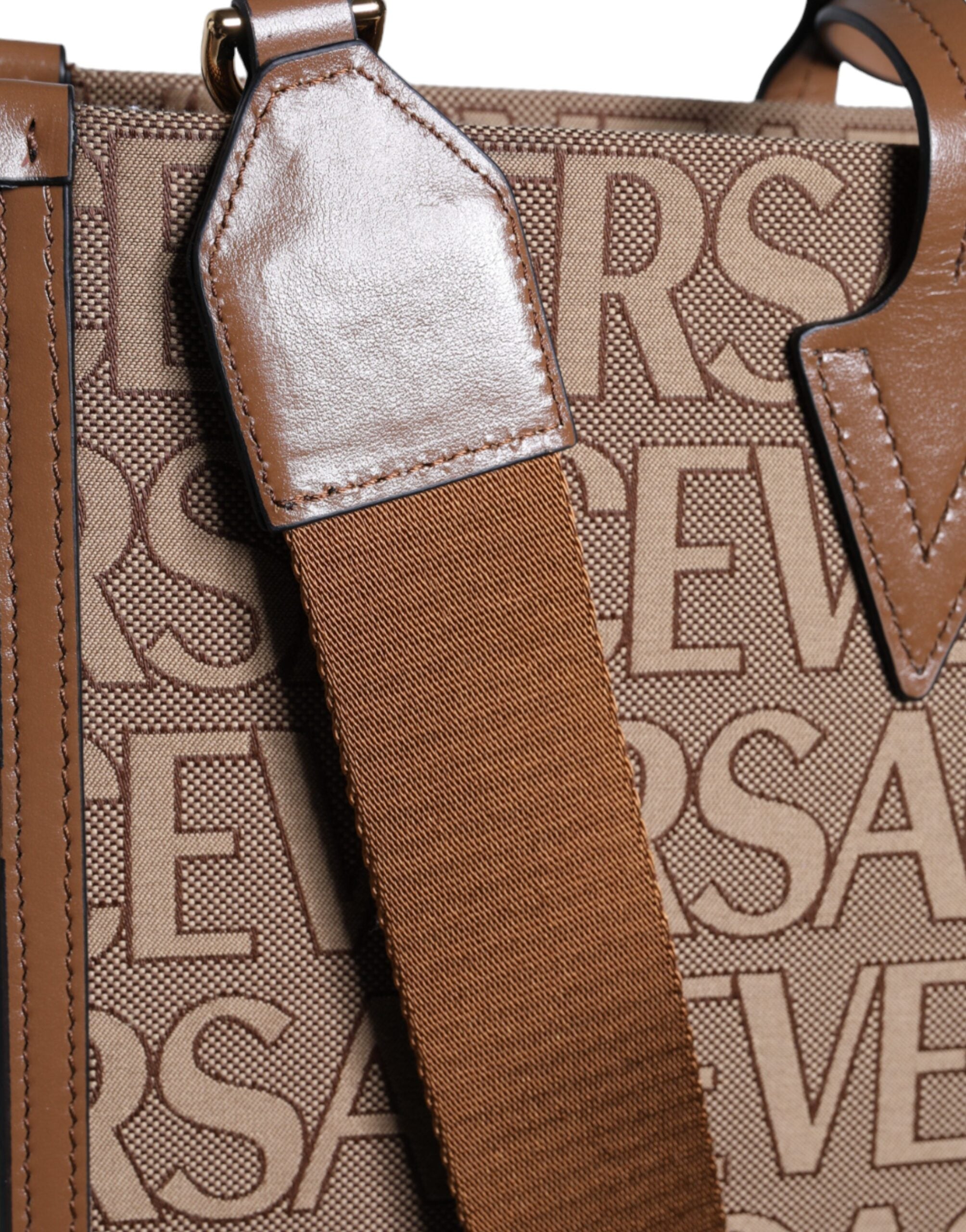 Hnědá kožená žakárová crossbody taška s logem nahoře