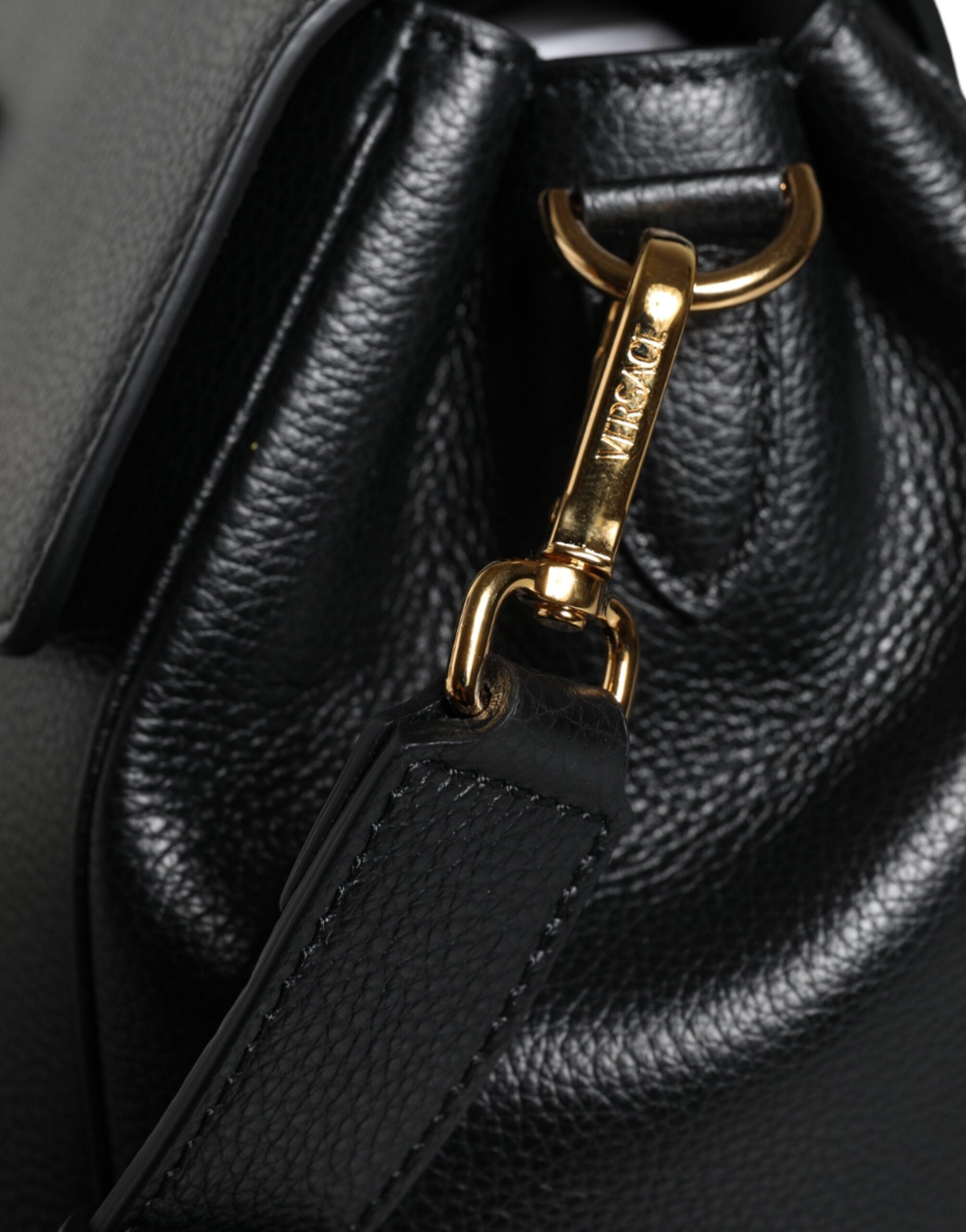 Černá kožená kabelka crossbody z telecí kůže s horním uchem