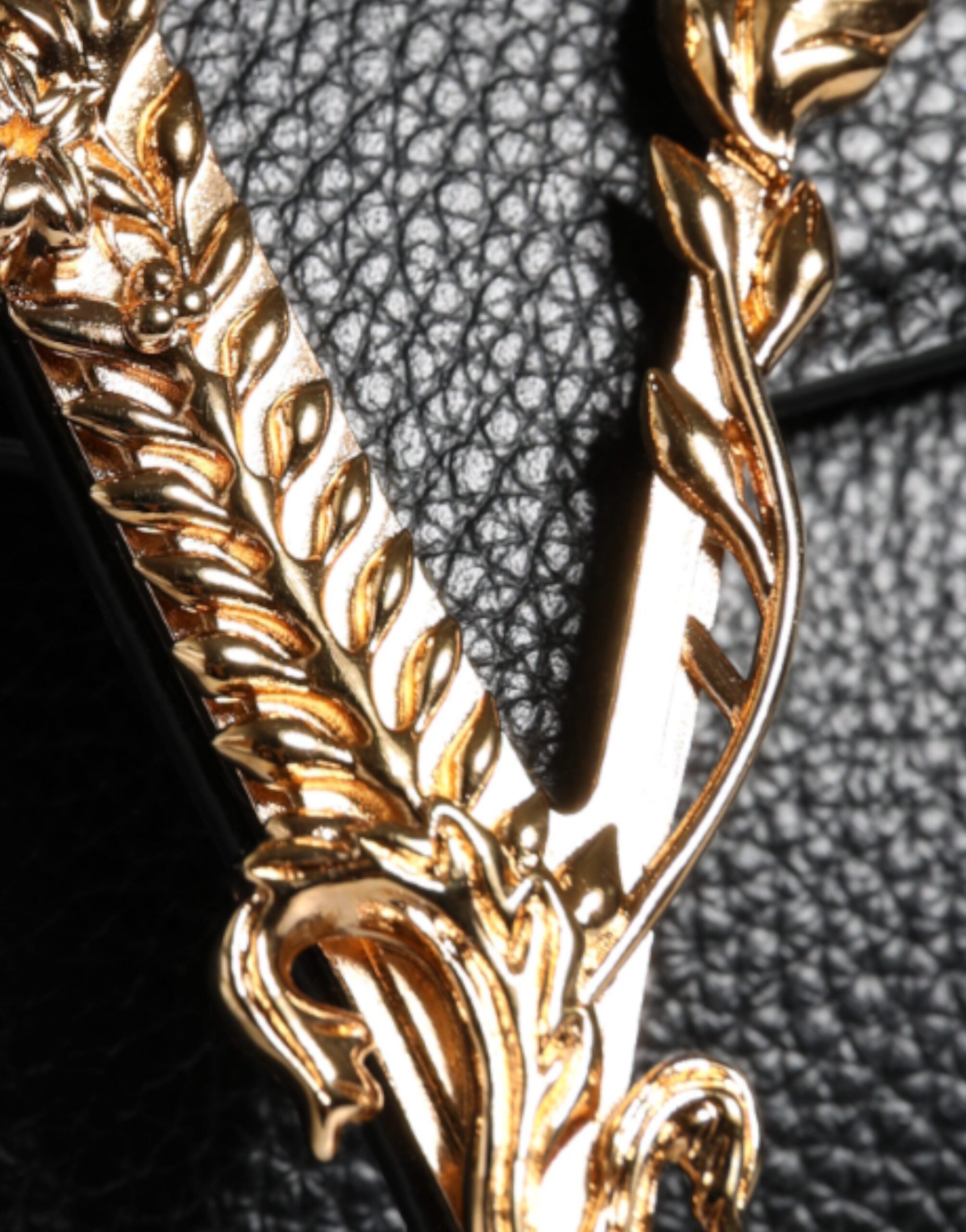 Černá kožená kabelka crossbody z telecí kůže s horním uchem
