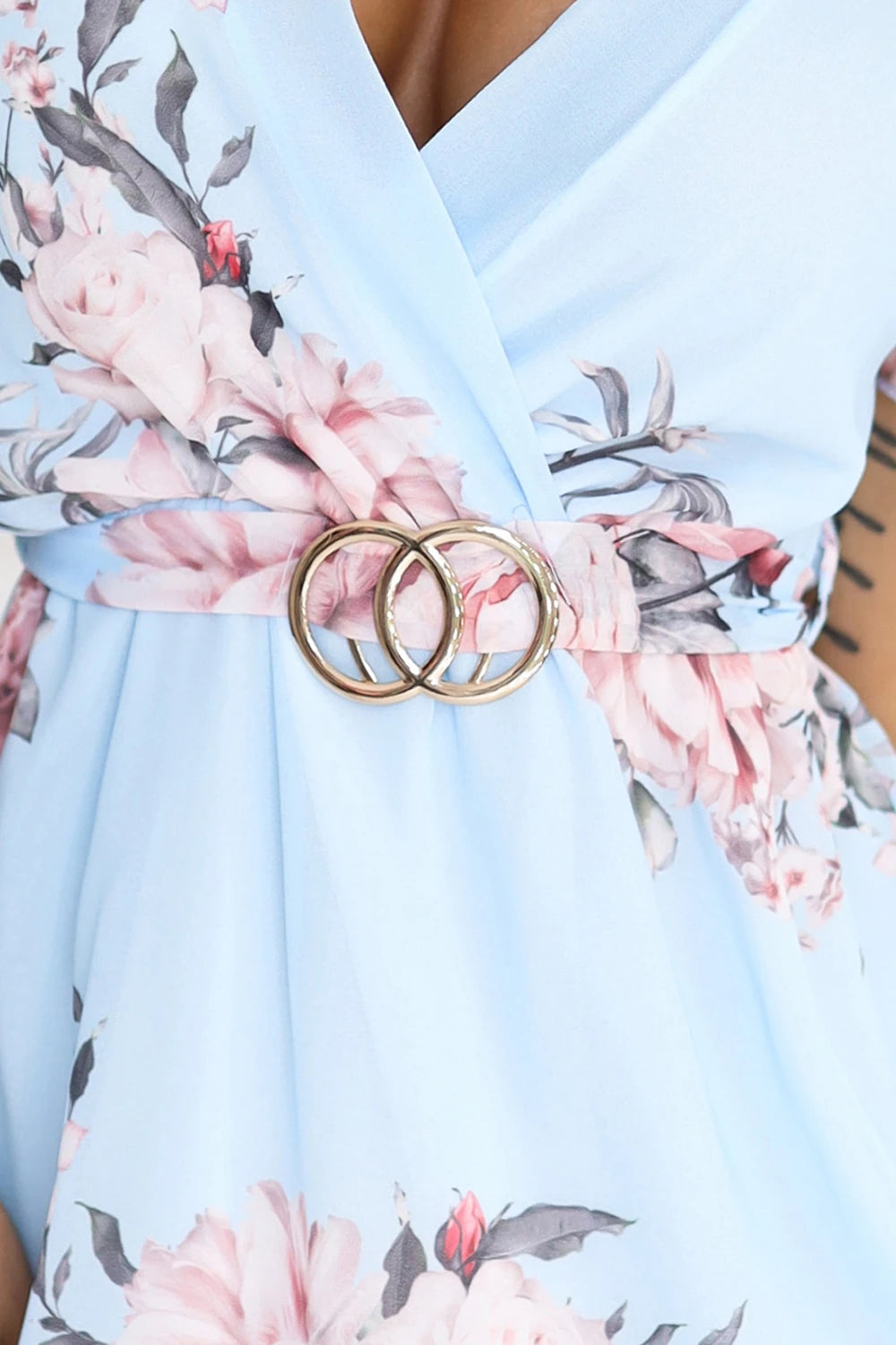 PATRIZIA dress with an envelope neckline, belt and short sleeves – Light Blue With Roses