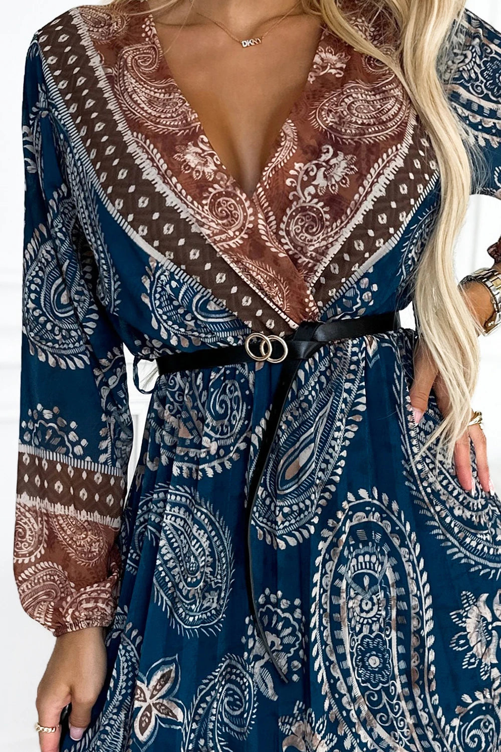 Pleated midi dress with a neckline, long sleeves and a black belt – Blue And Brown Pattern