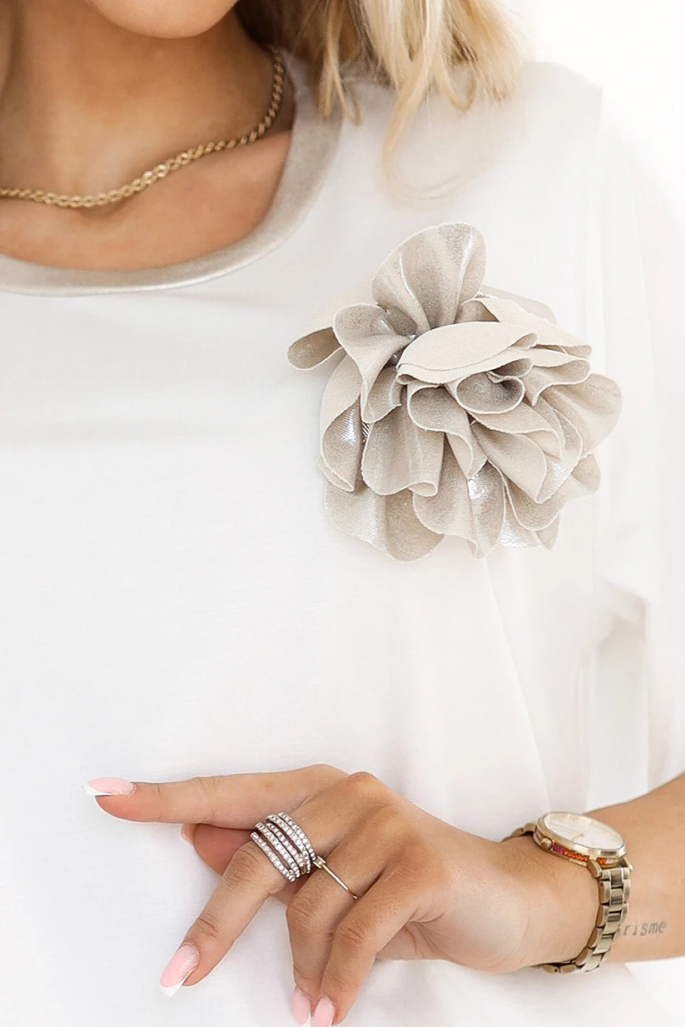 Comfortable blouse with a floral appliqué on the shoulder – Ecru