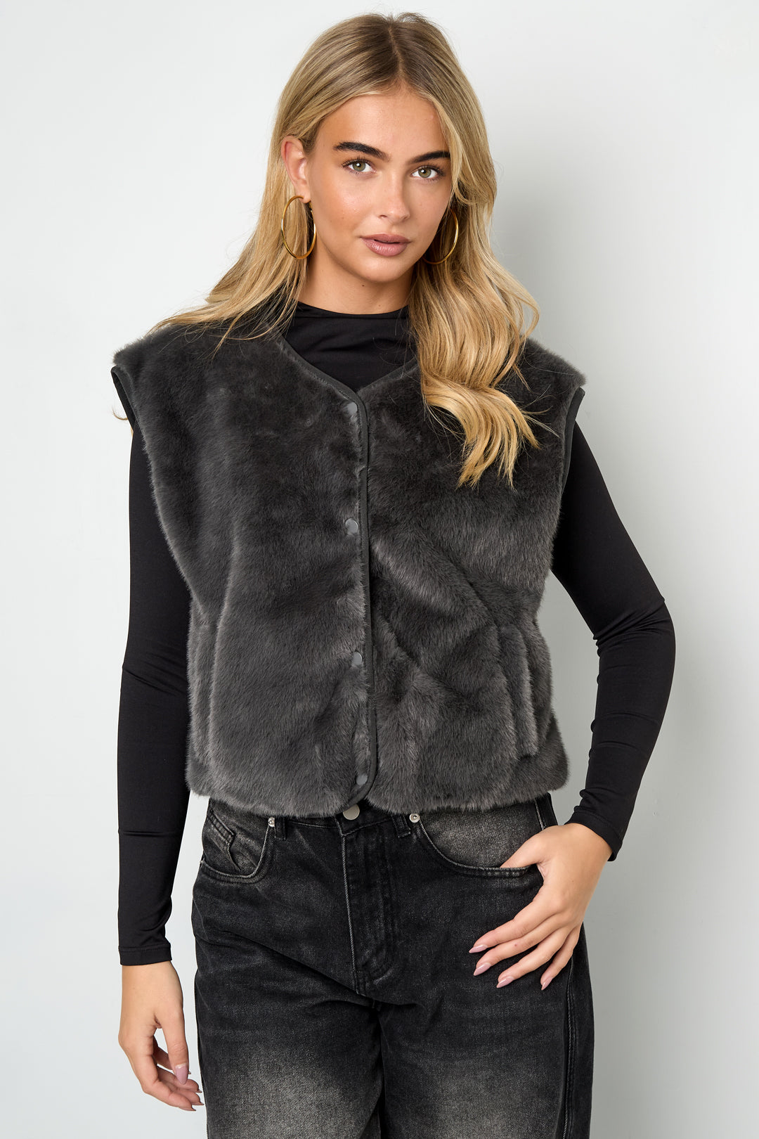 Sleeveless vest faux fur