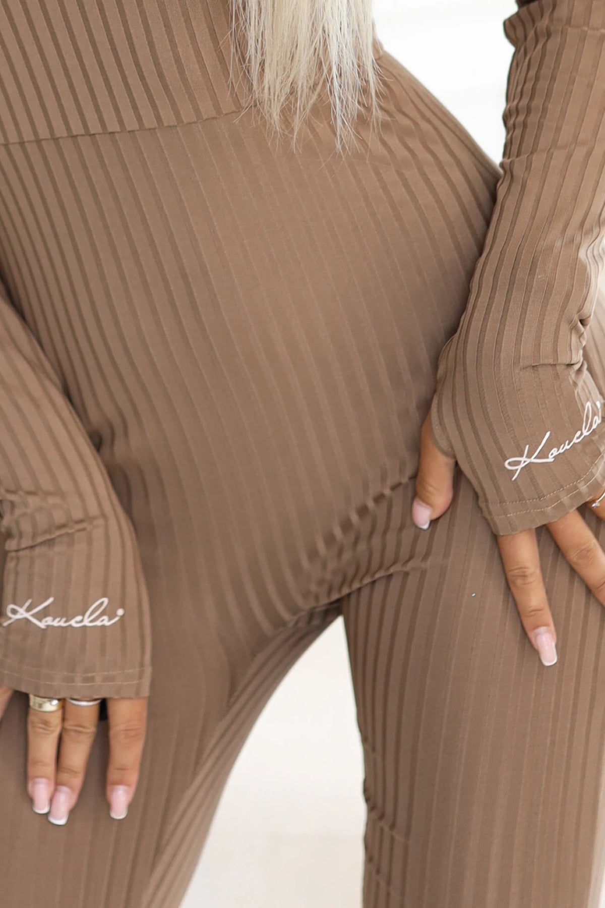 Comfortable and elegant ribbed women's jumpsuit with a neckline – Mocha Mousse