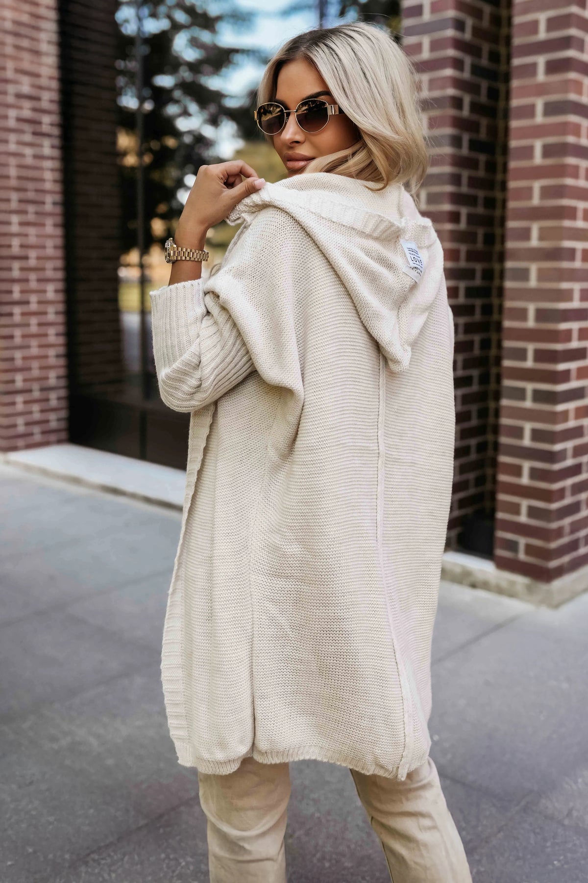Comfortable oversized cardigan with a hood and a stylish patch – Beige