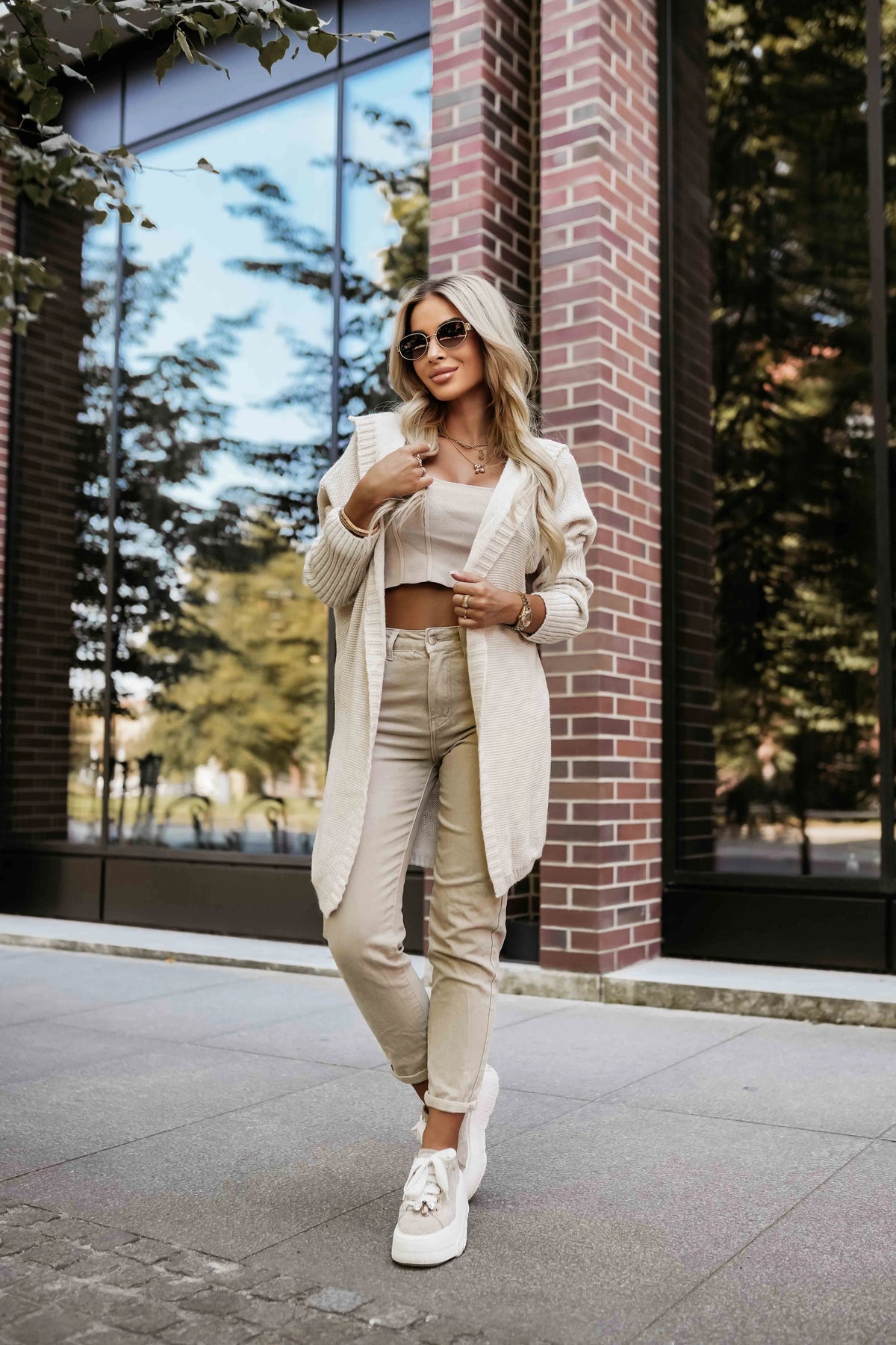 Comfortable oversized cardigan with a hood and a stylish patch – Beige