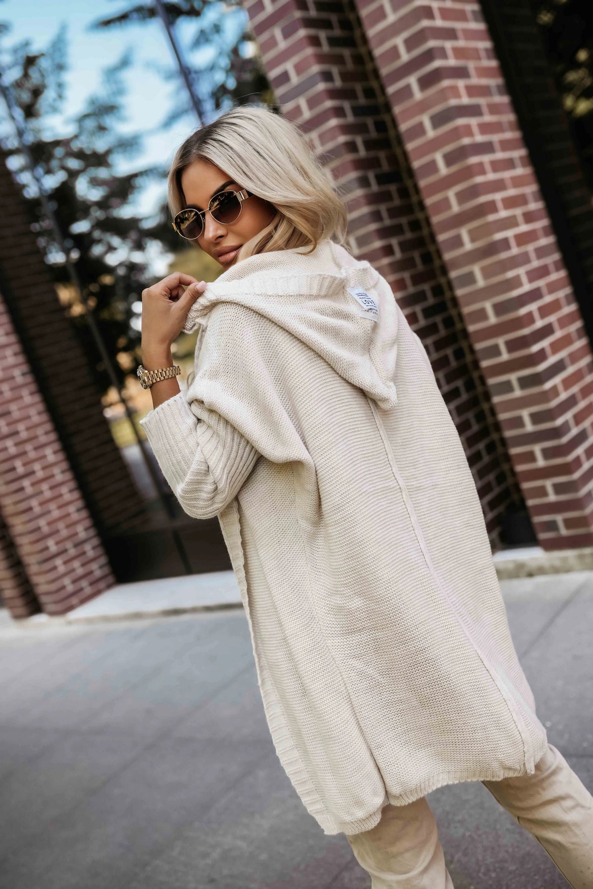 Comfortable oversized cardigan with a hood and a stylish patch – Beige