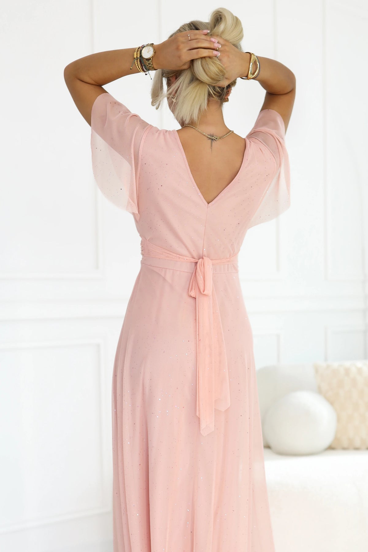 MELANIA Long Shimmering Dress with Neckline and Short Sleeve – Peach