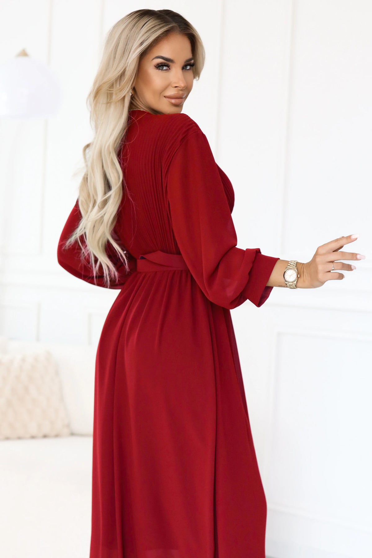 Elegant pleated maxi dress with a belt and a wrap neckline – Burgundy