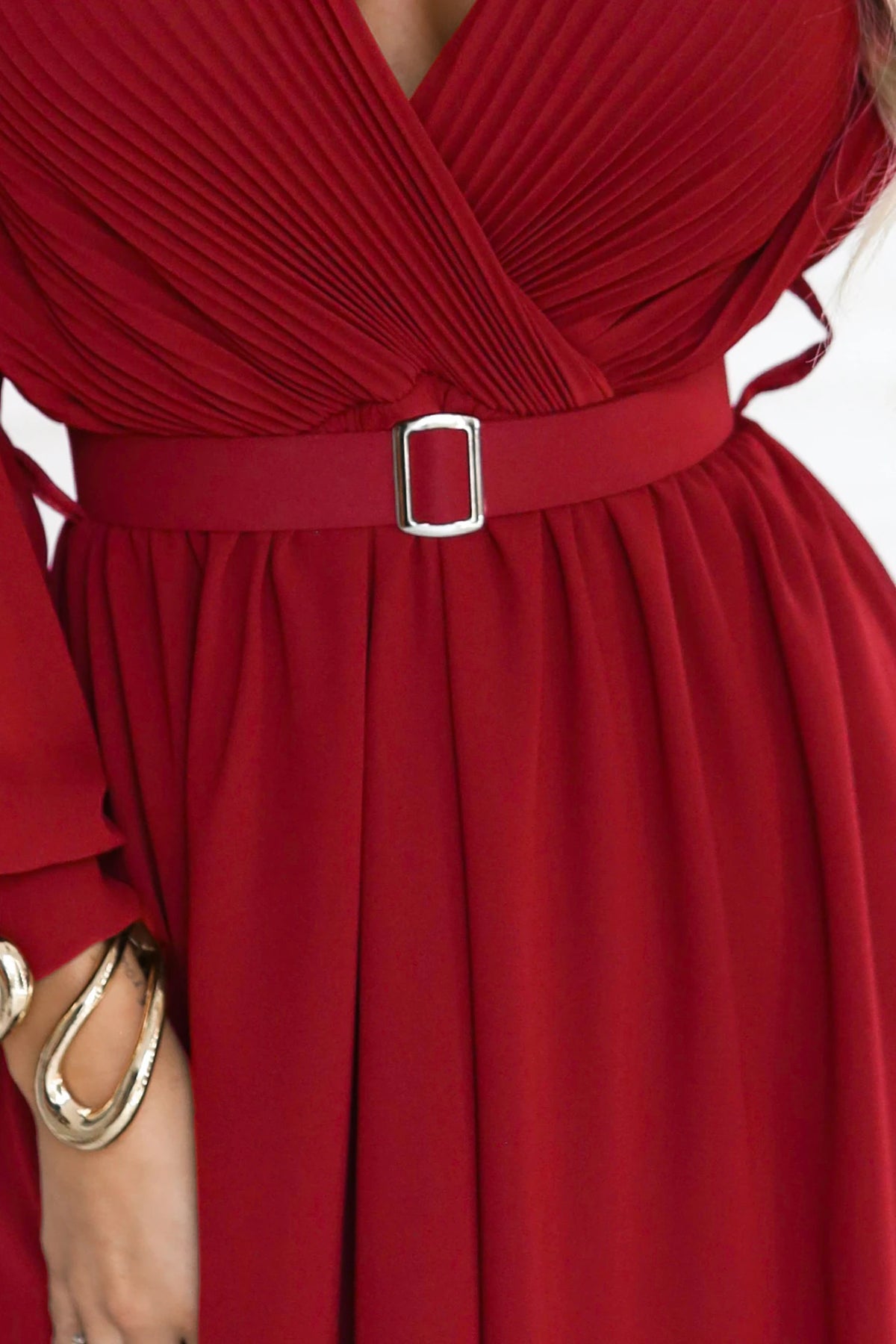 Elegant pleated maxi dress with a belt and a wrap neckline – Burgundy