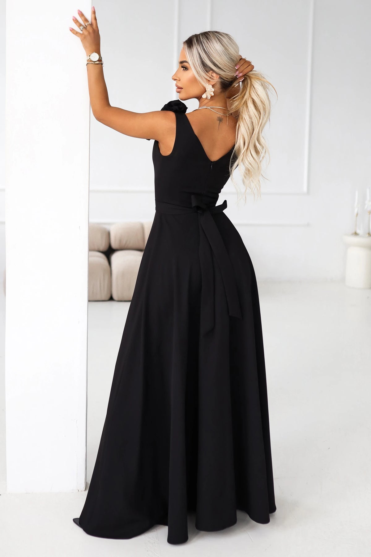 Elegant maxi evening dress with a slit and roses – Classic Black