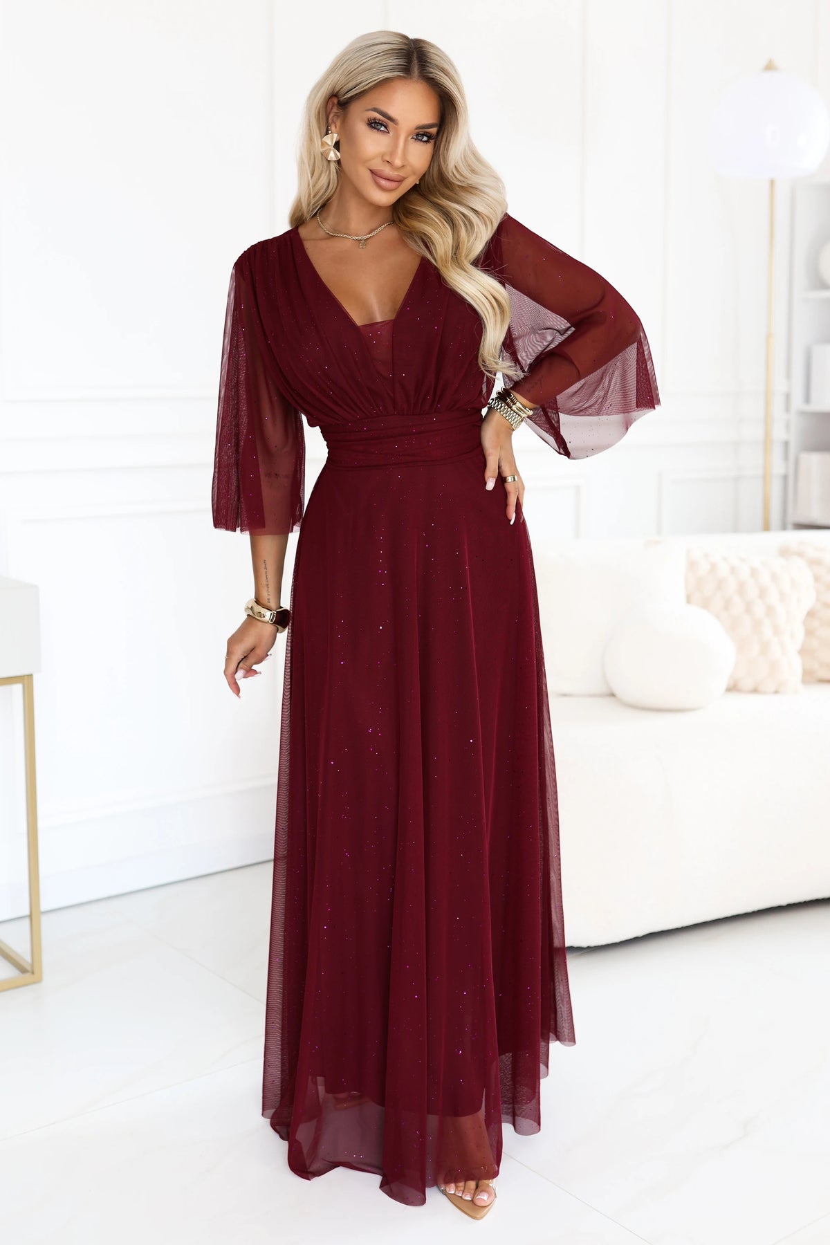 Long shimmering plus size dress with neckline and sheer sleeve – Burgundy