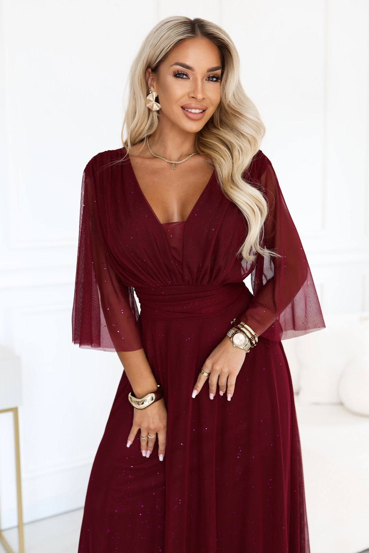 Long shimmering plus size dress with neckline and sheer sleeve – Burgundy