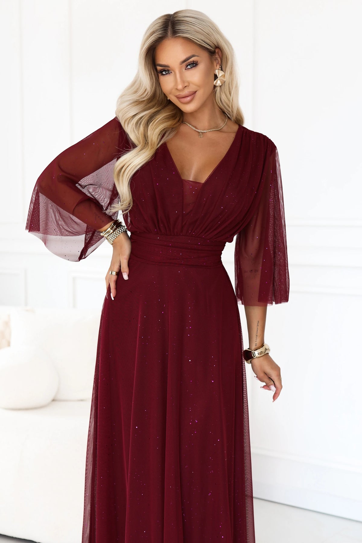 Long shimmering plus size dress with neckline and sheer sleeve – Burgundy