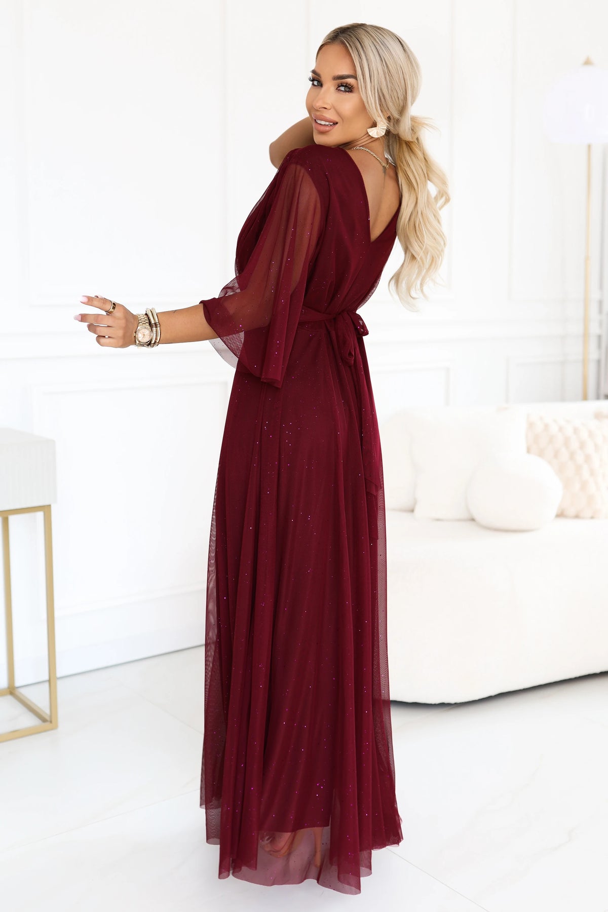 Long shimmering plus size dress with neckline and sheer sleeve – Burgundy