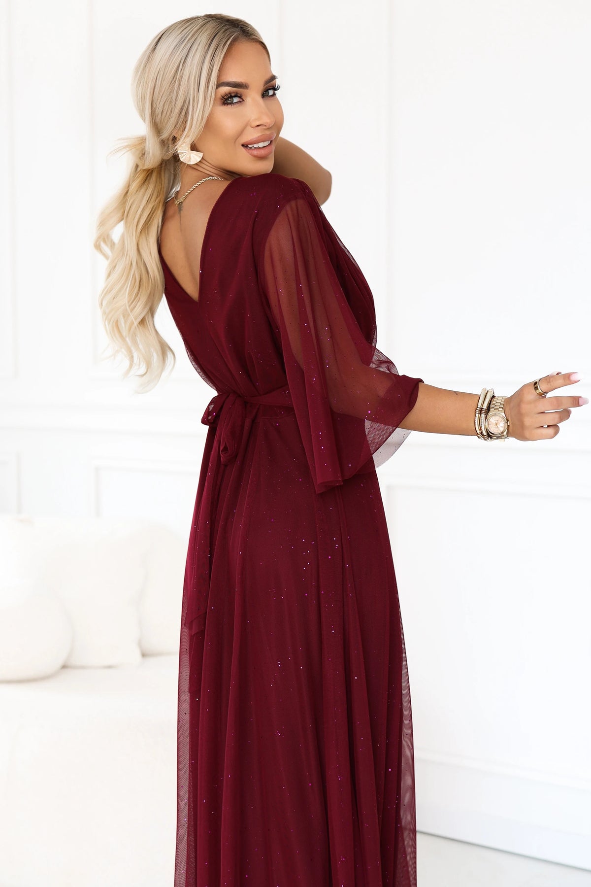 Long shimmering plus size dress with neckline and sheer sleeve – Burgundy