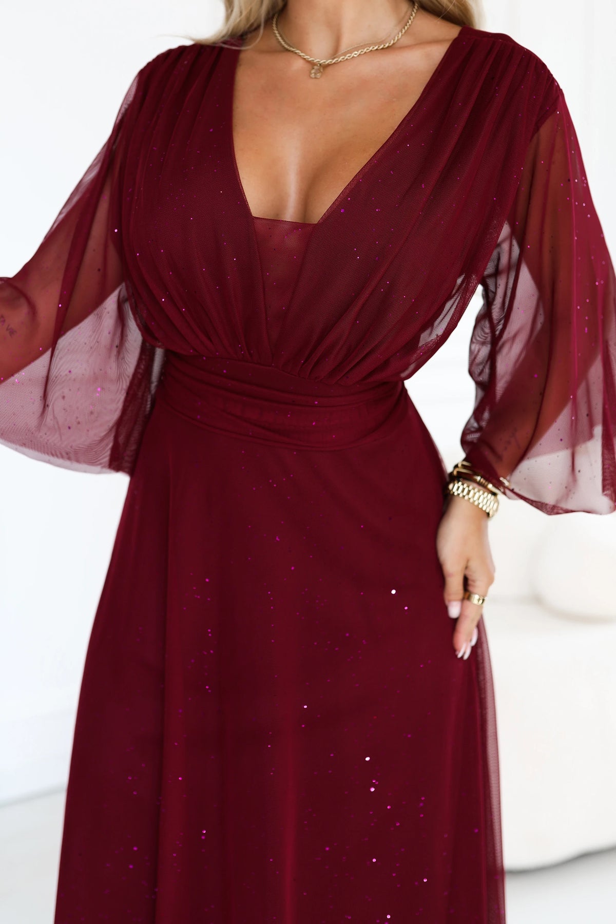 Long shimmering plus size dress with neckline and sheer sleeve – Burgundy