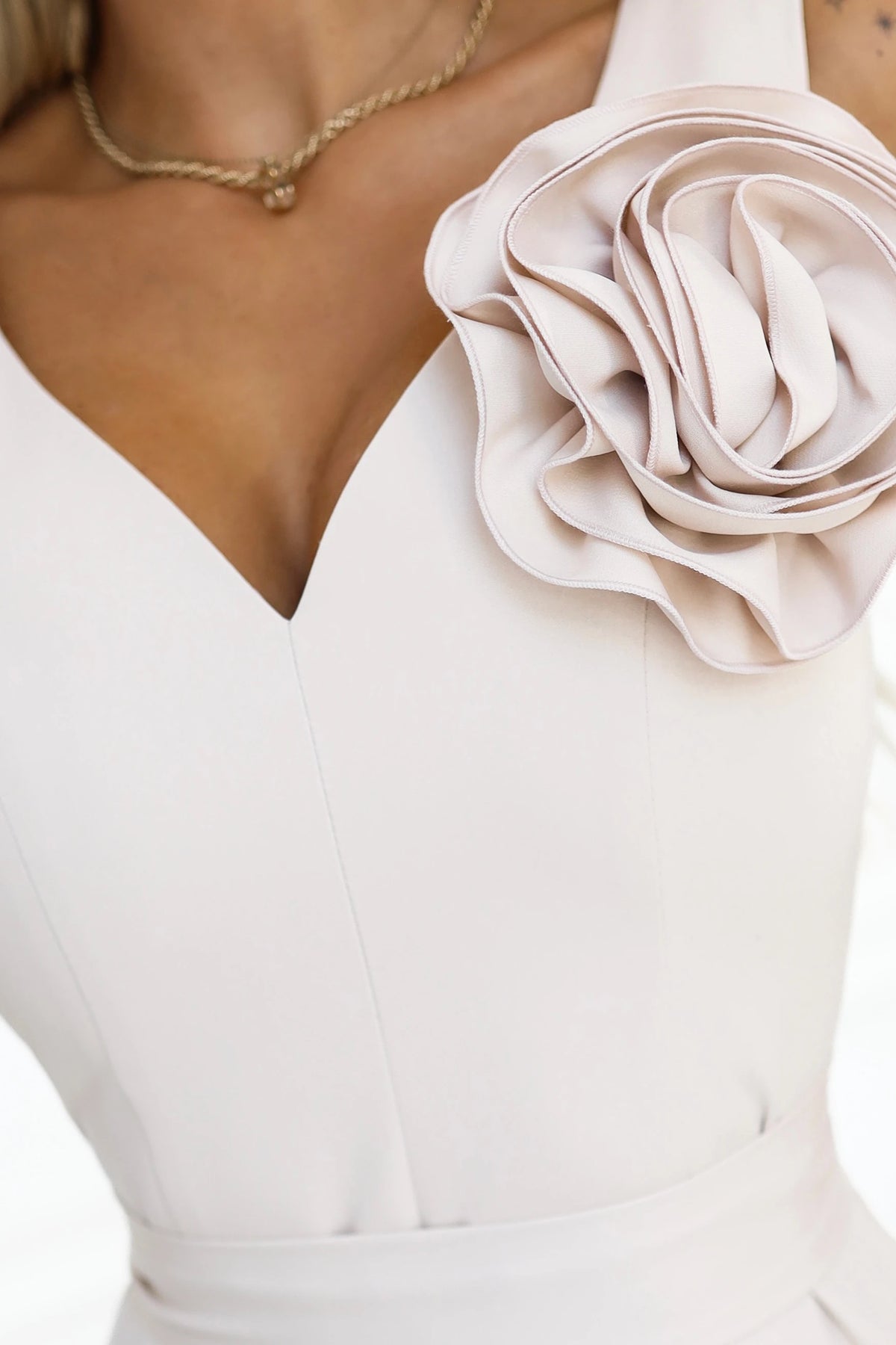 Romantic maxi dress with a flower on the shoulder and a slit – Beige