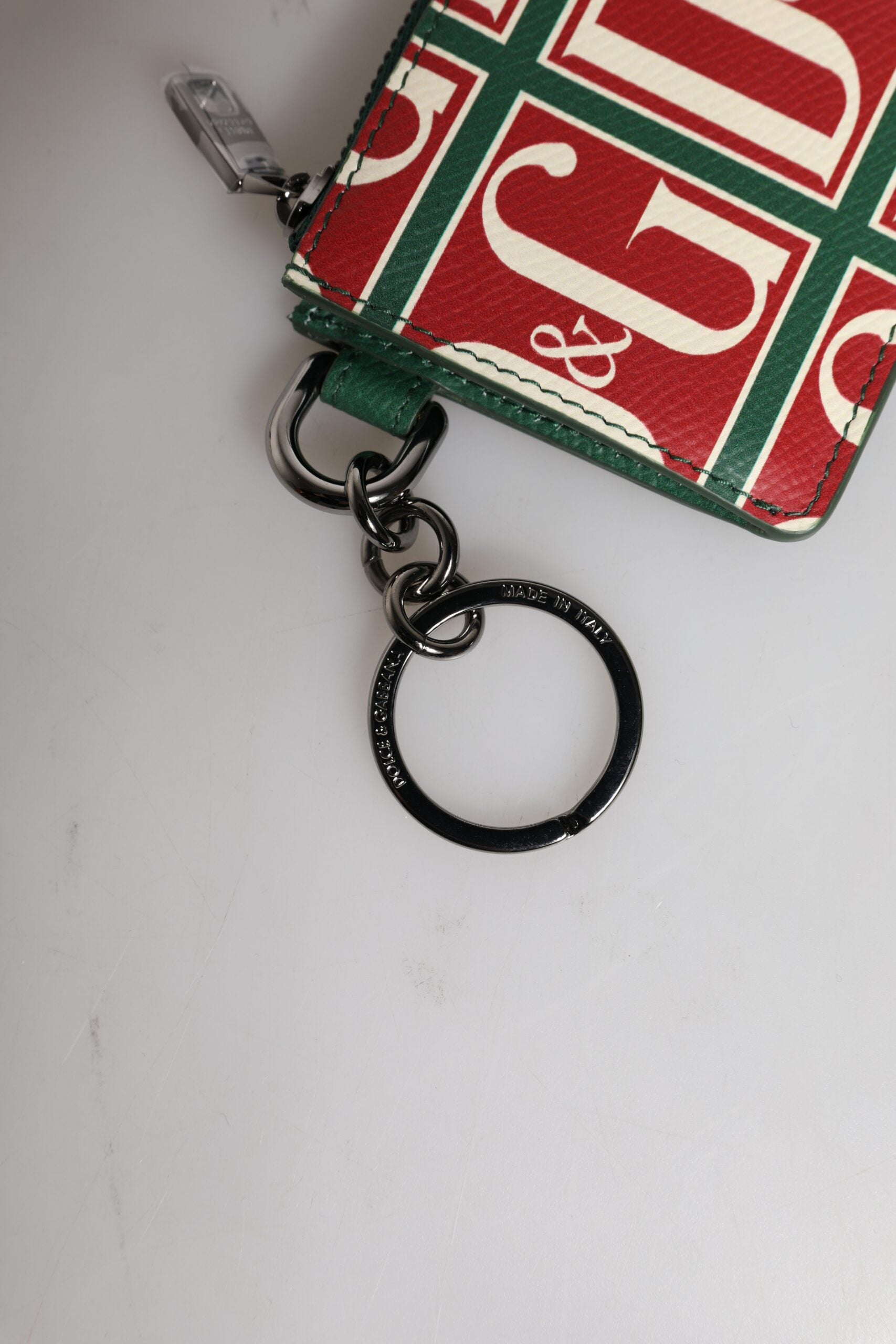 Pouzdro na karty z telecí kůže s logem a monogramem v zelené barvě