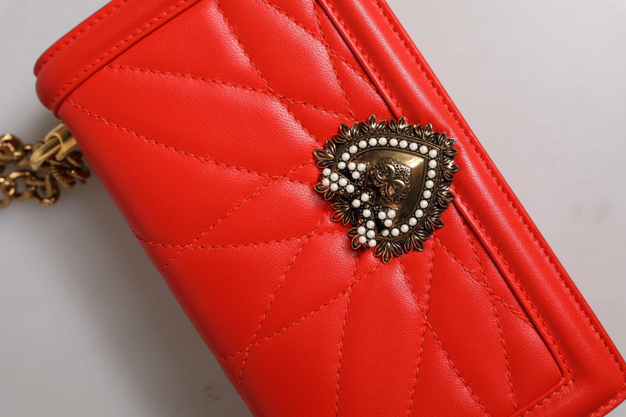 Červená prošívaná crossbody taška Devotion s řetízkem
