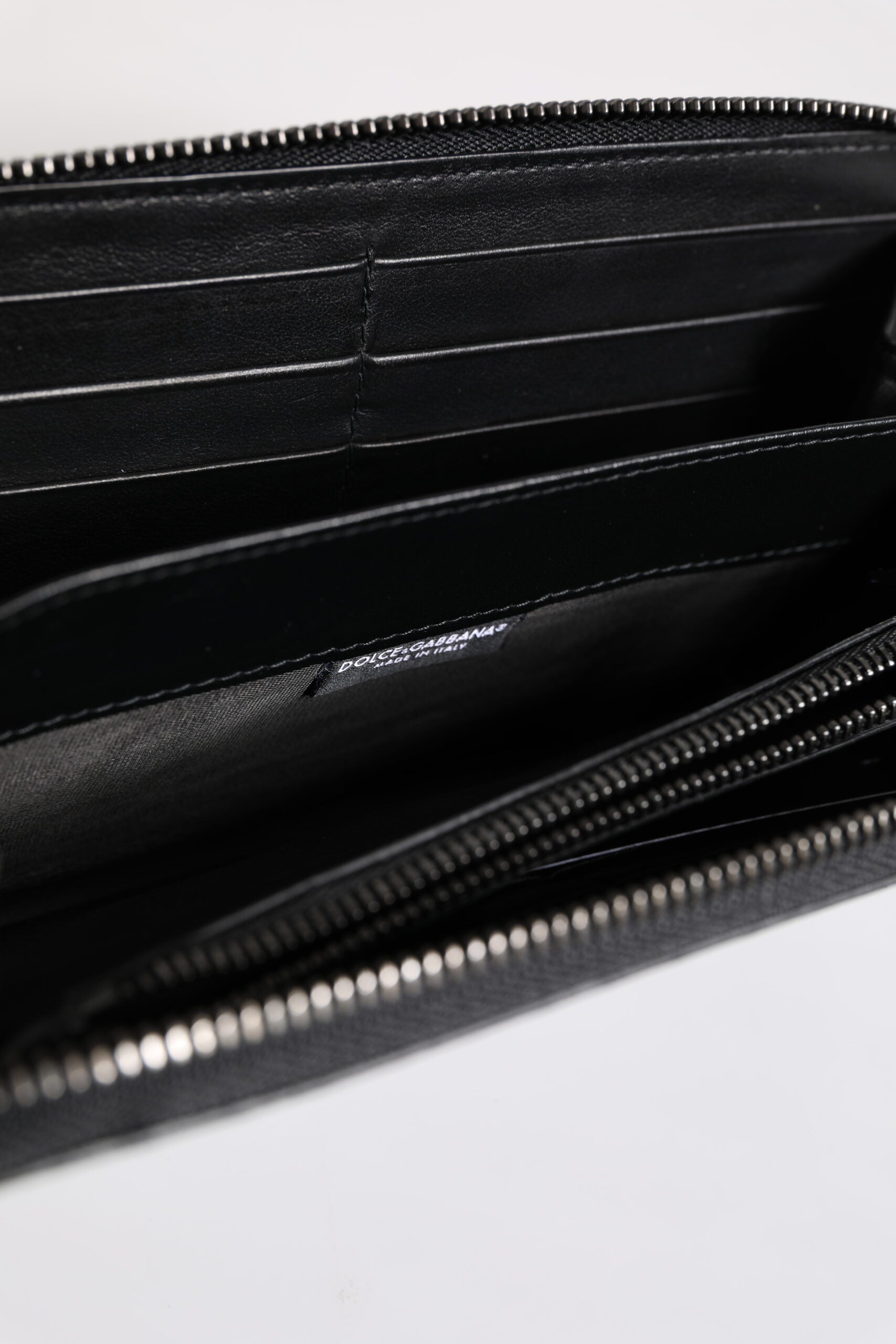 Černomodrá kontinentální peněženka s reliéfním vzorem z exotické kůže