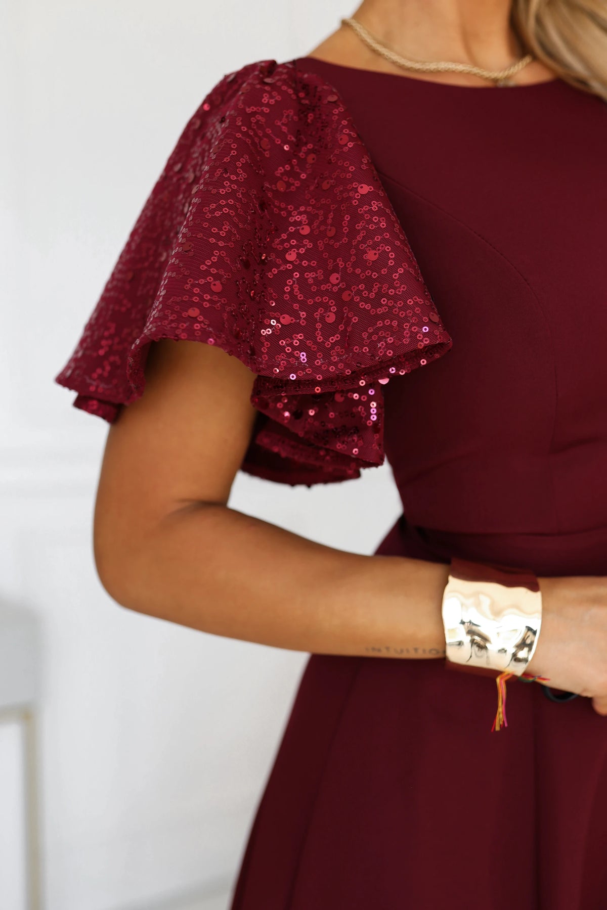 MIRELLA Elegant flared maxi dress with sequin sleeves – Burgundy