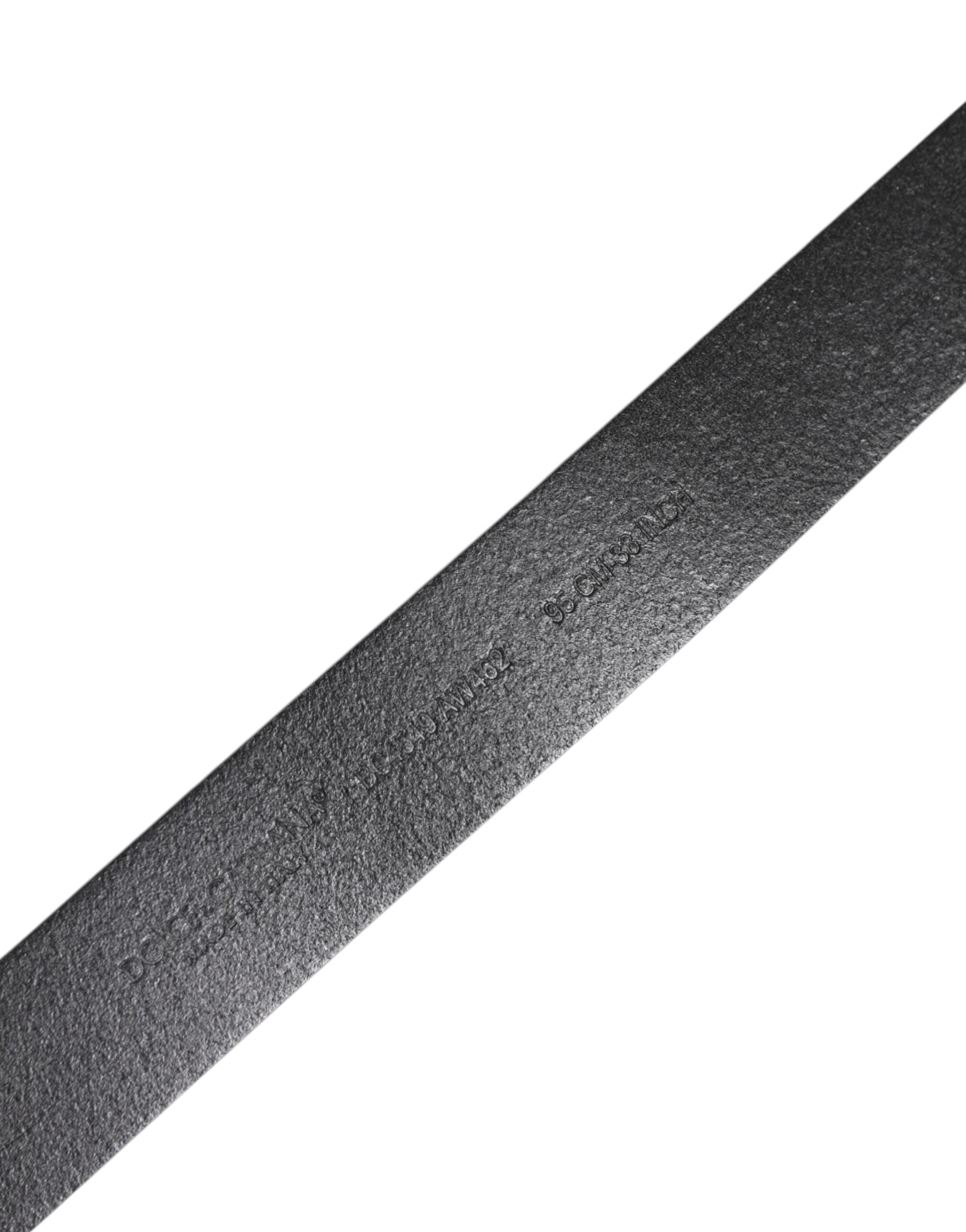 Černý klasický kožený opasek s kovovou přezkou