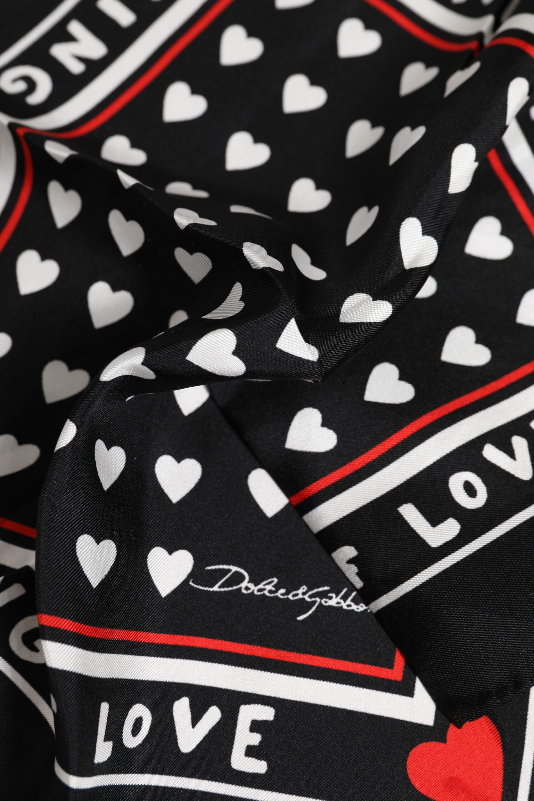 Pánský šátek s černým potiskem z hedvábného čtvercového materiálu