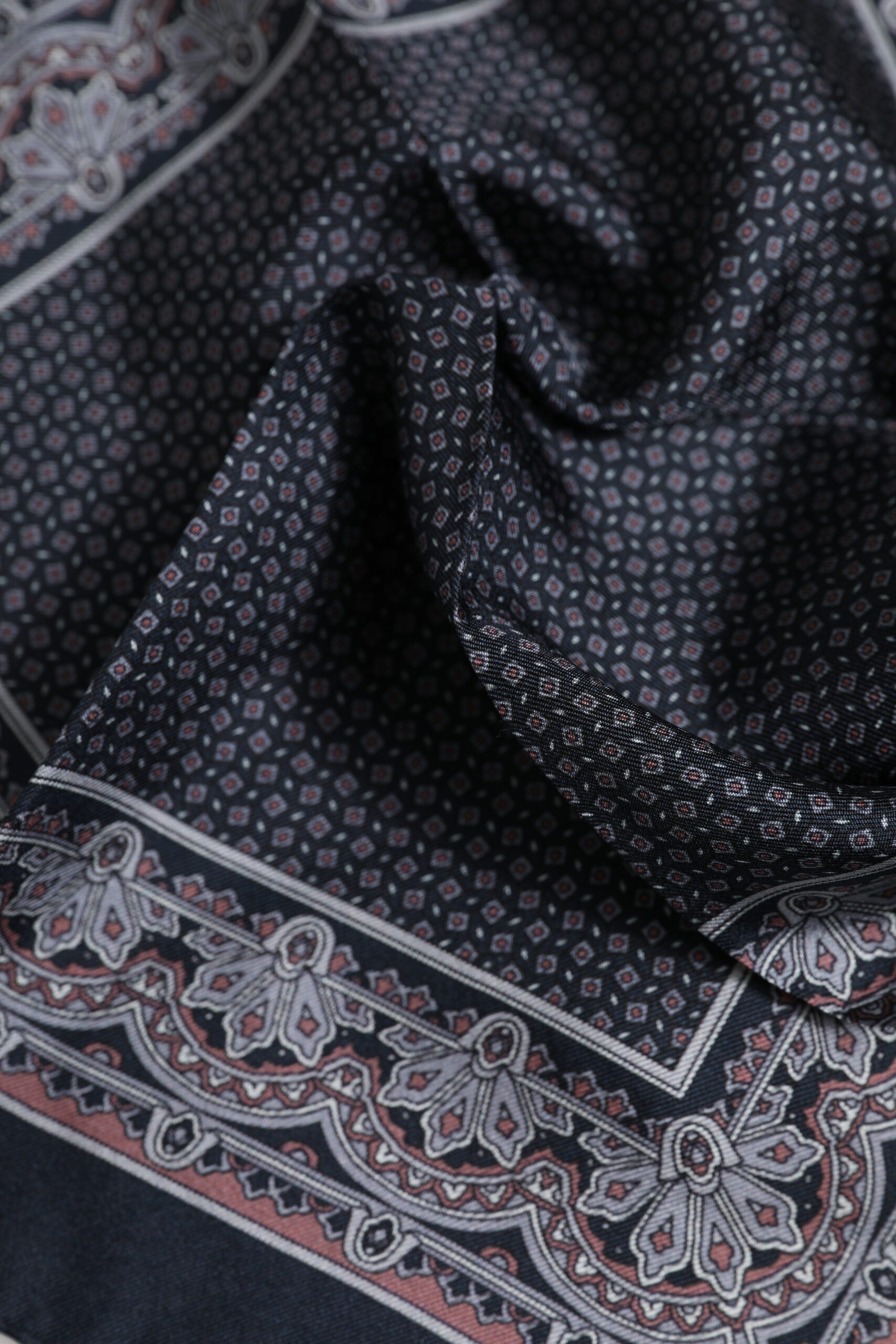 Vícebarevný fantasy hedvábný čtvercový šátek