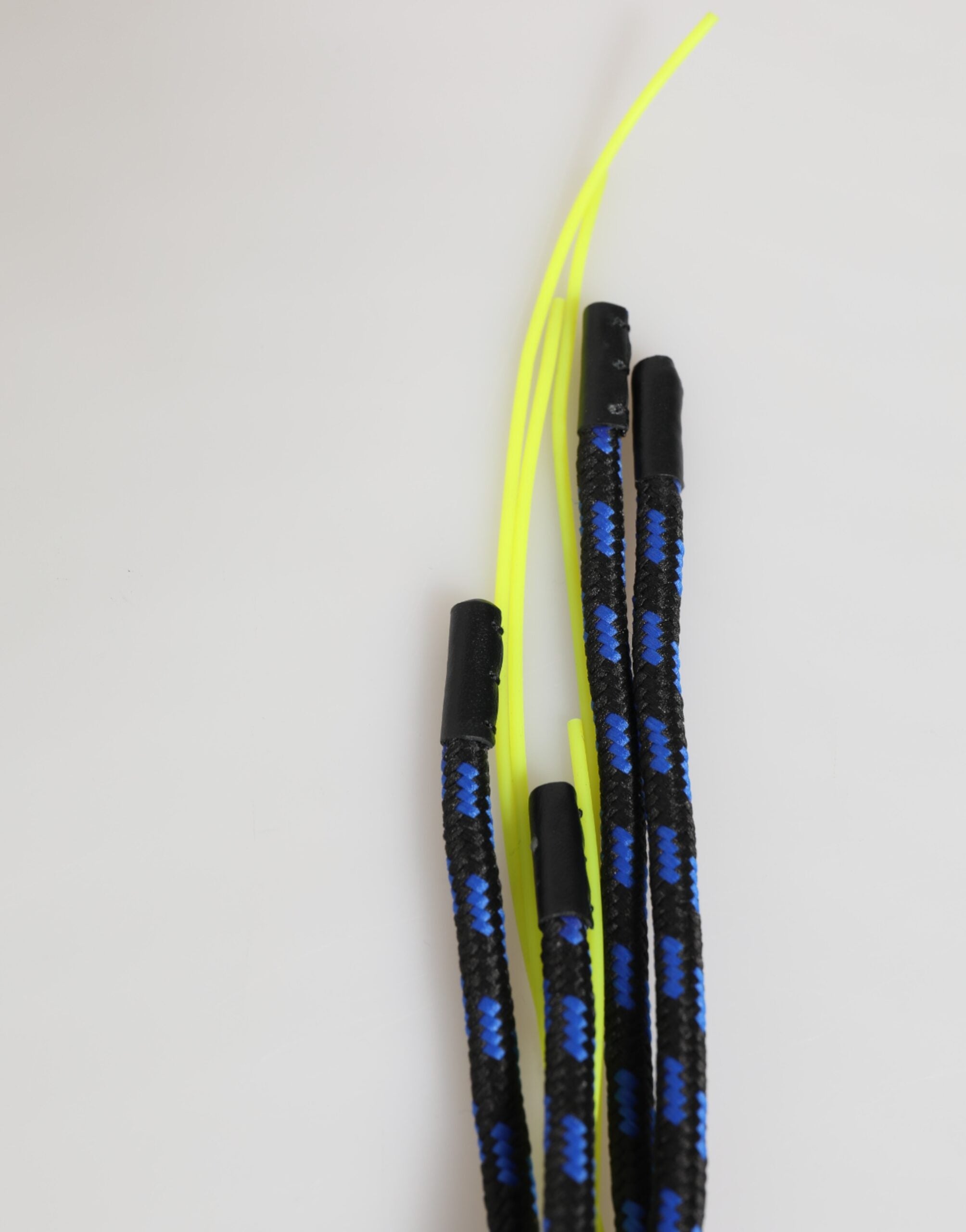 Vícebarevná polyesterová páska s logem DG - přívěsek na klíče