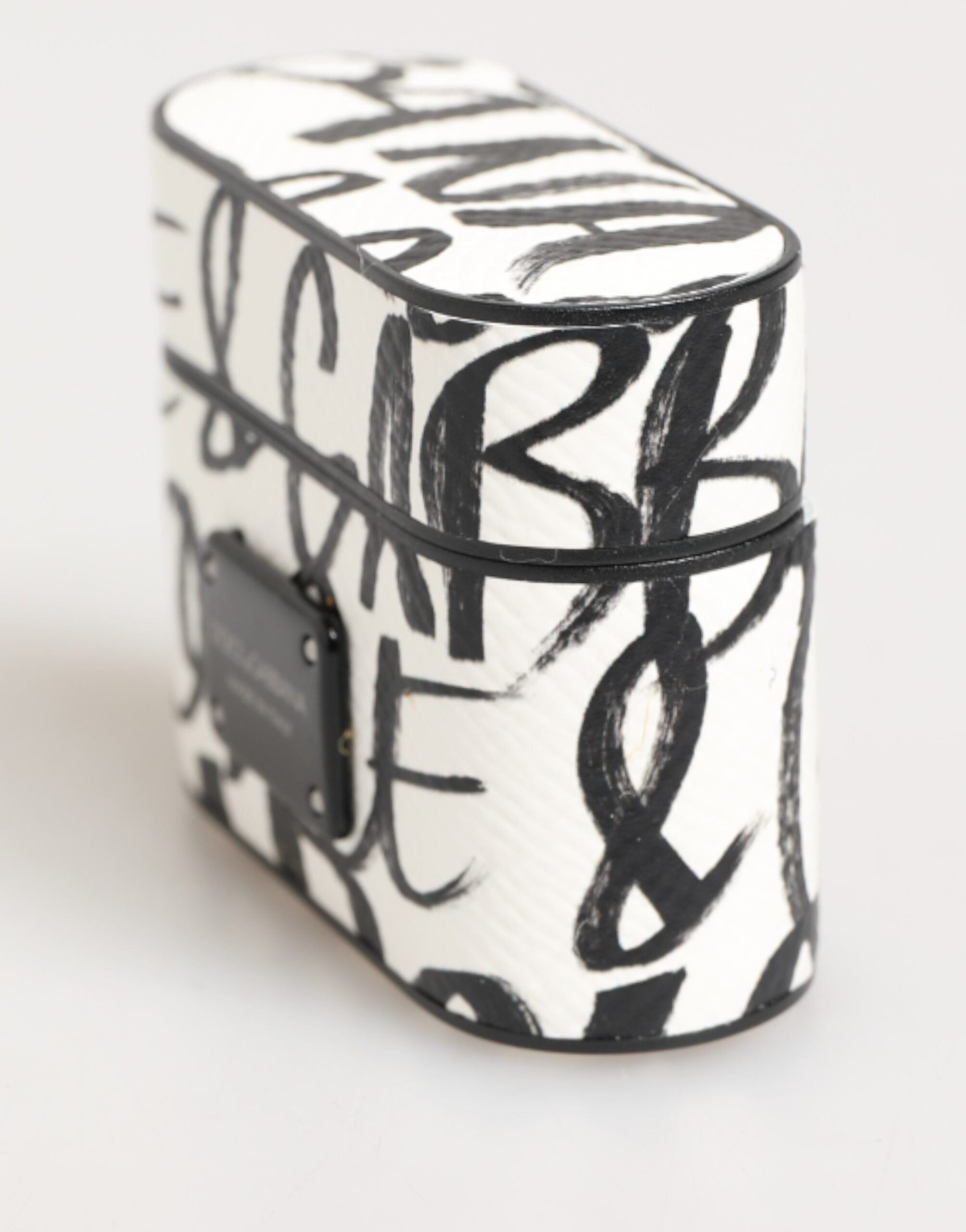 Černobílý kožený držák na Airpods s monogramovým potiskem a logem