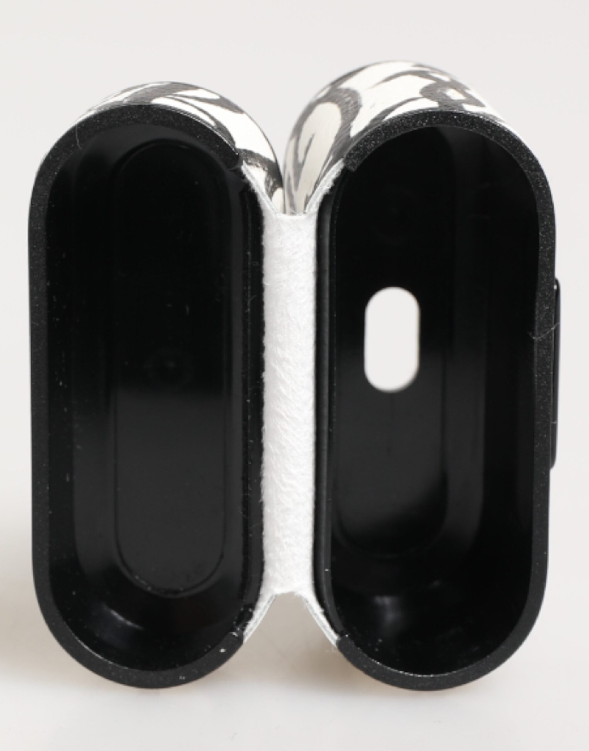 Černobílý kožený držák na Airpods s monogramovým potiskem a logem