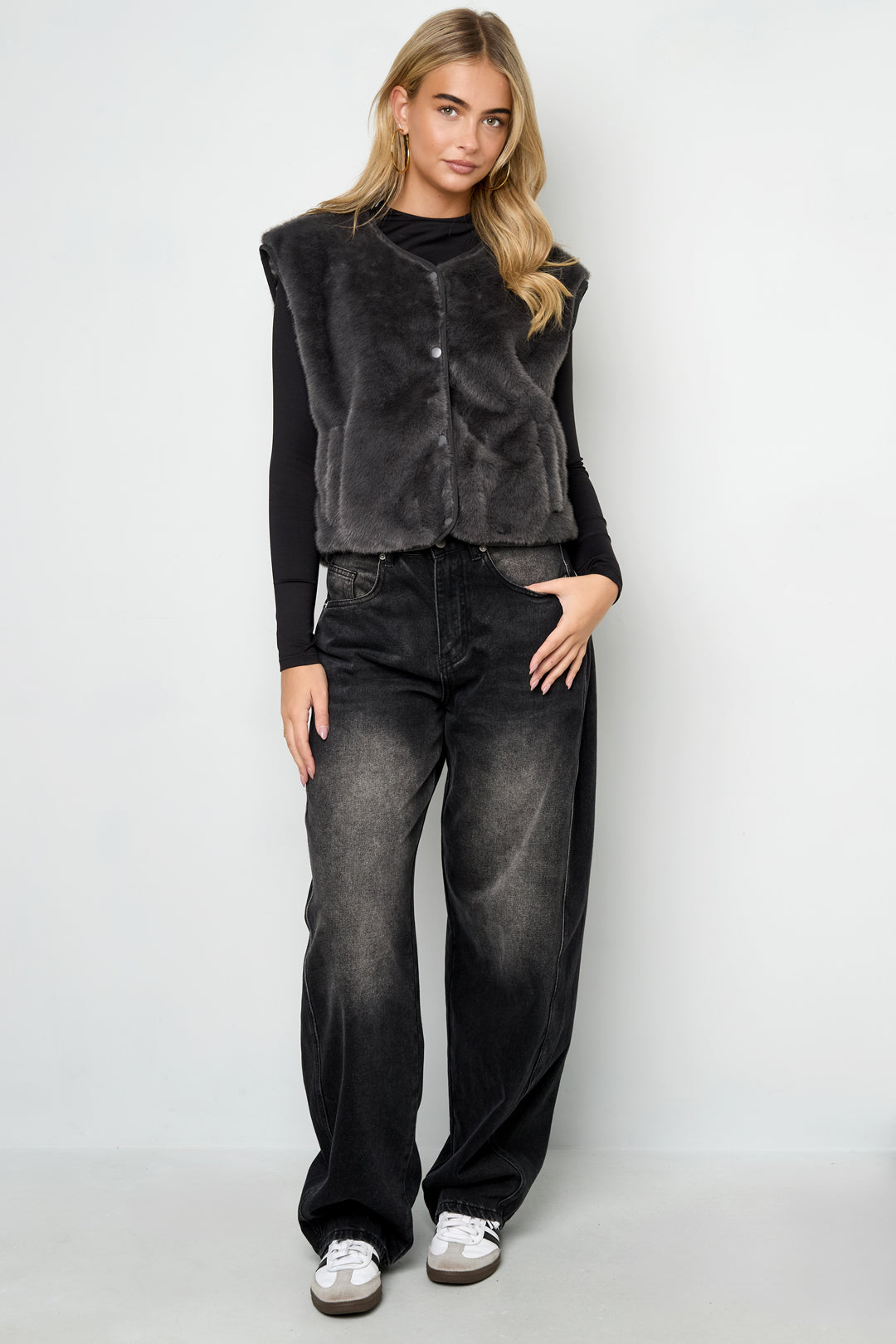 Sleeveless vest faux fur