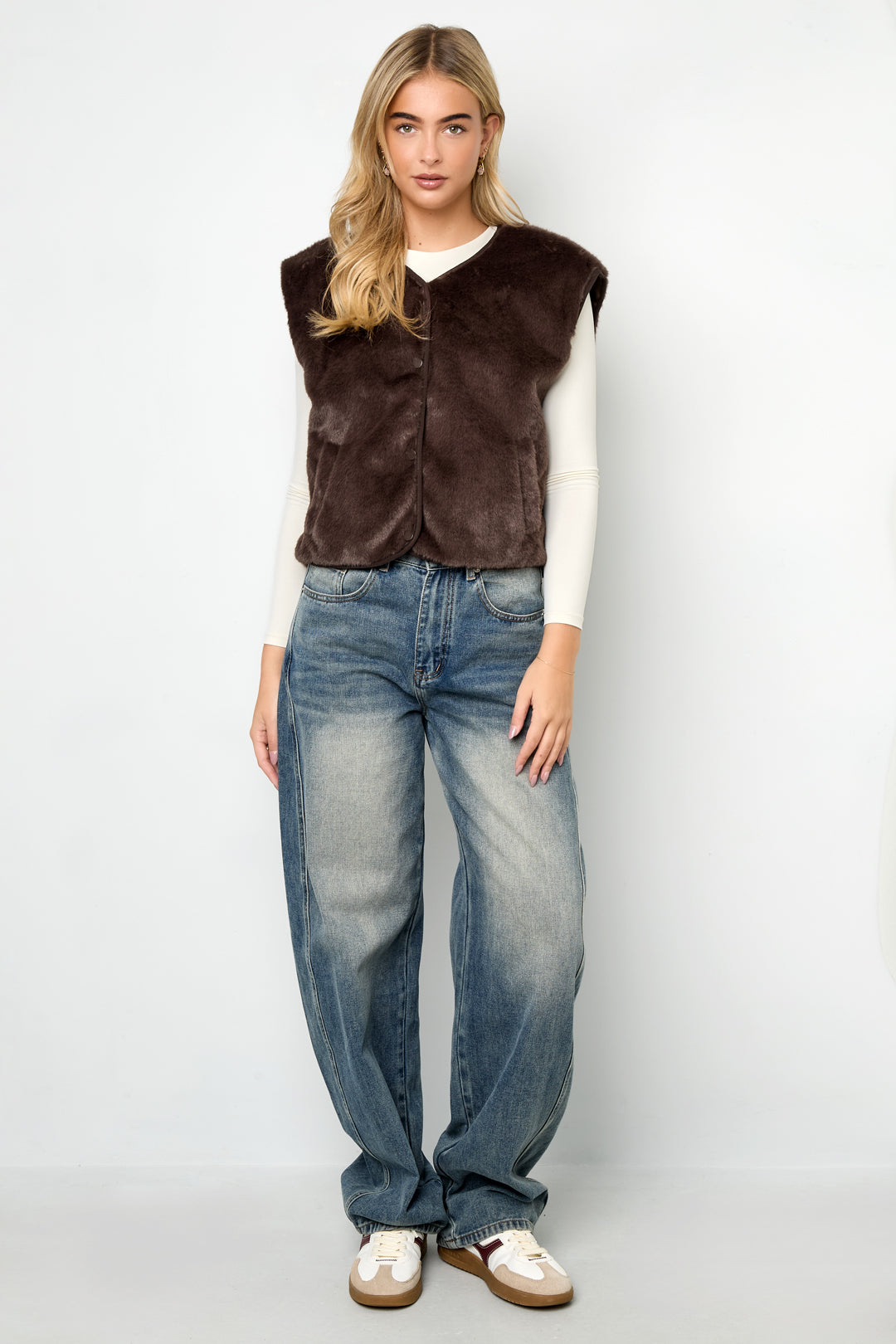 Sleeveless vest faux fur