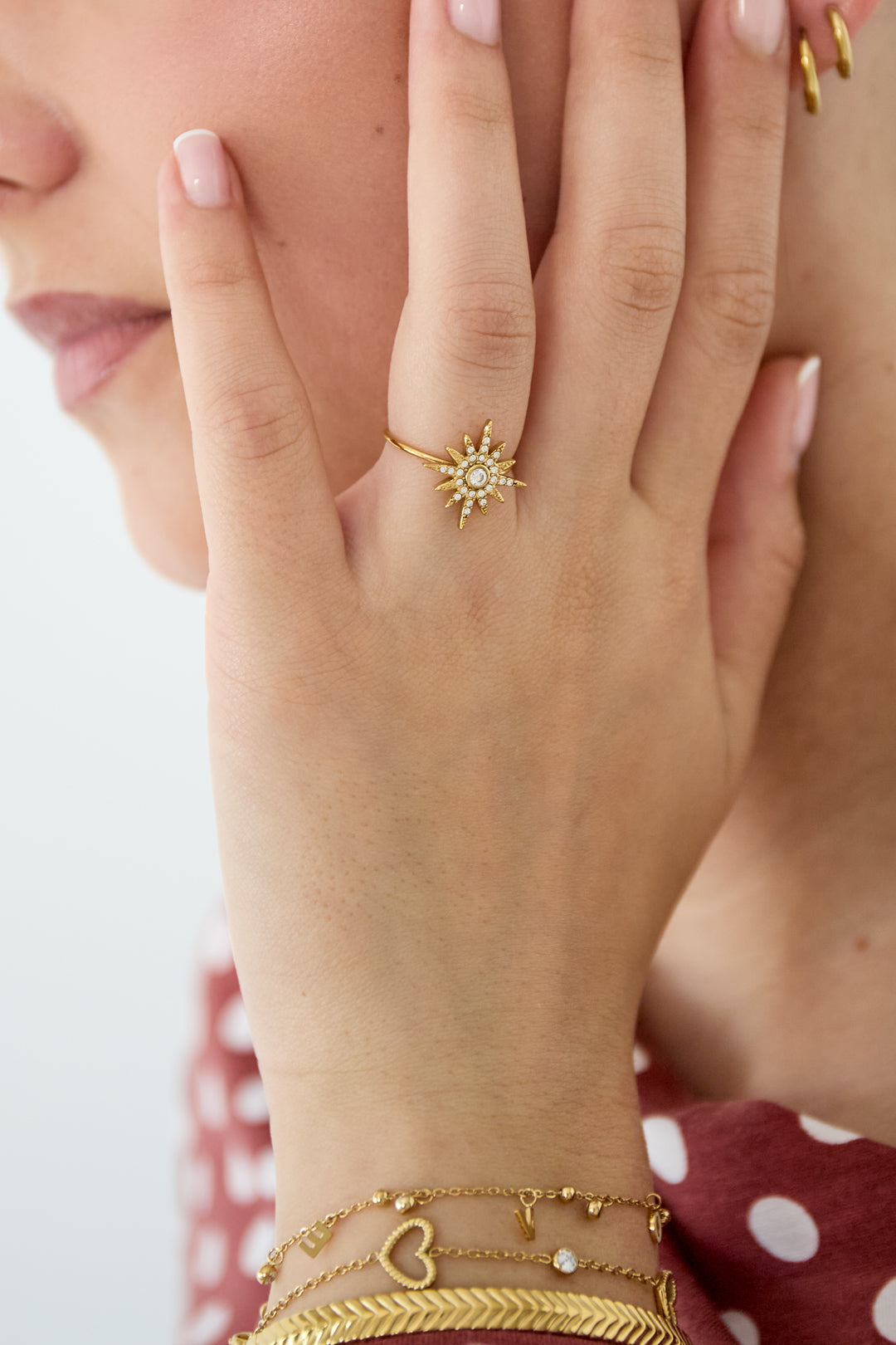 Adjustable ring with shooting star and stones